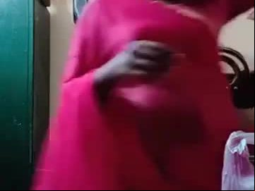 Swathi naidu in pink saree getting ready