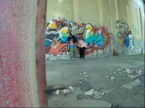 Rapero esta pintando una pared y aparece una prostituta para comerle la polla gui088